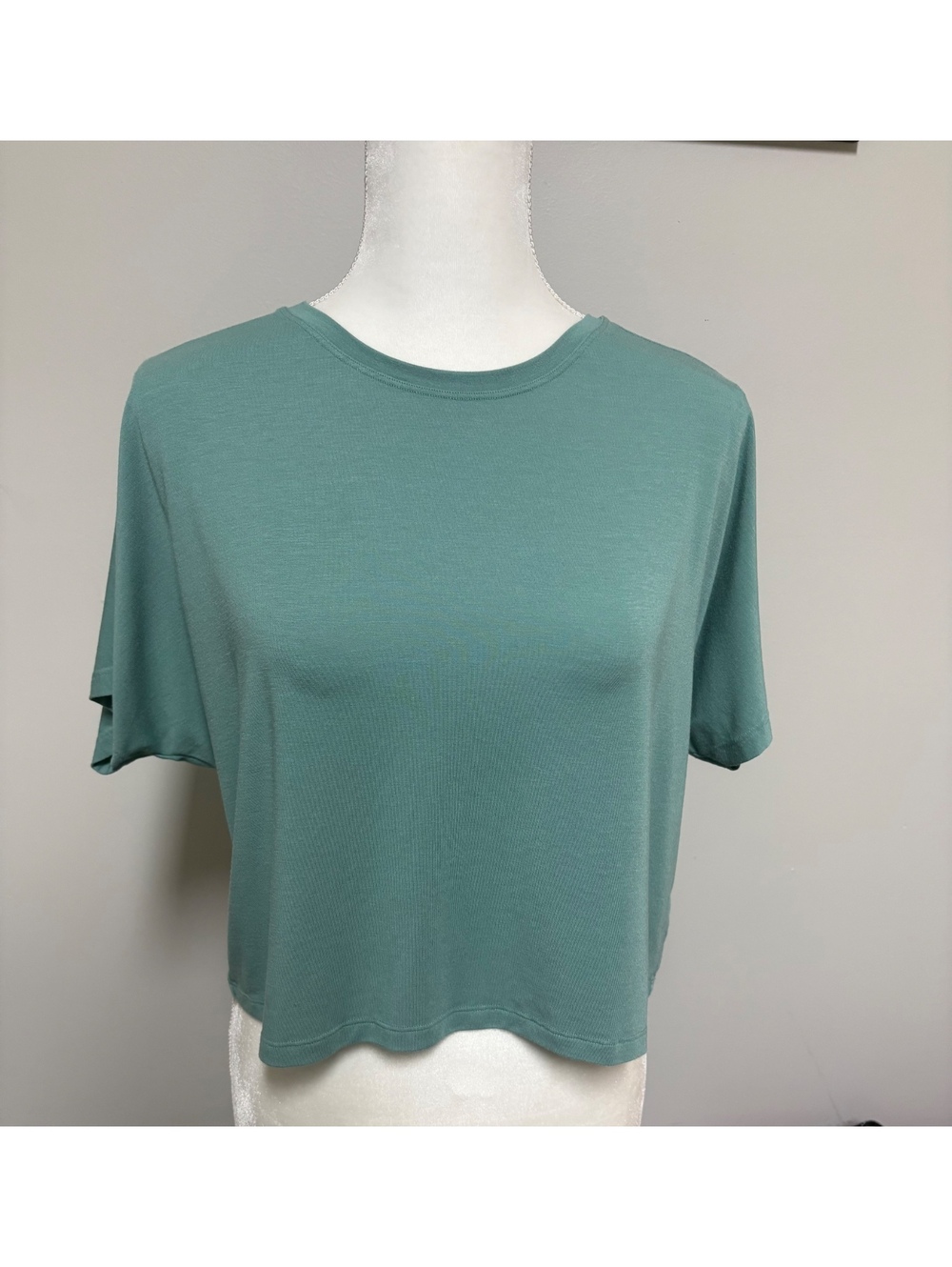 Athleta women's green short sleeve crewneck top with ease crop tee size XS Soft